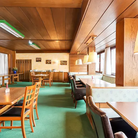 ホテル Roessl By Skinetworks